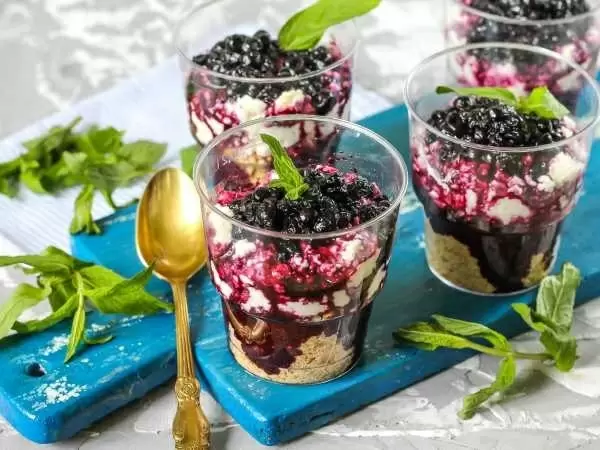 Ленивый чизкейк с черникой: сладкое удобство и здоровье в стакане