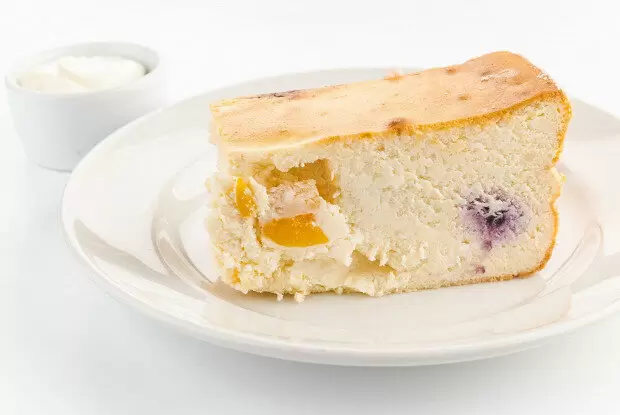 Творожная запеканка с ягодной начинкой