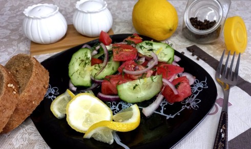 Потрясающий салат из огурцов и помидоров с лимонной цедрой