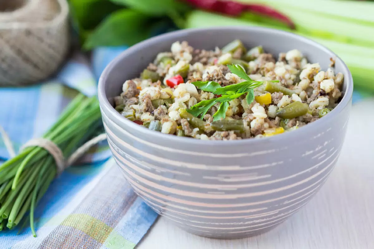 Как легко приготовить перловку с тушенкой в мультиварке