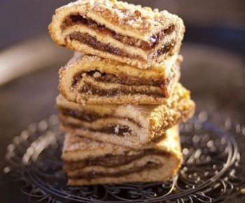 Кулинарное искусство: неожиданный штрудель со сливами и грецкими орехами