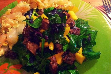 Сочный салат с печенью и манго: деликатес на ваш стол