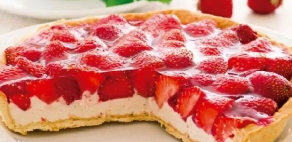 Нежный пирог с клубникой и творогом для уютных вечеров