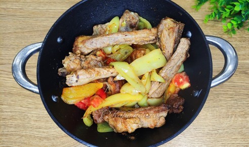 Свиные ребрышки с овощами: легкий и ароматный обед на скорую руку