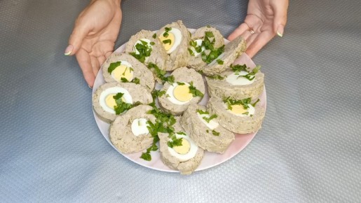 Сочный мясной рулет с яйцами