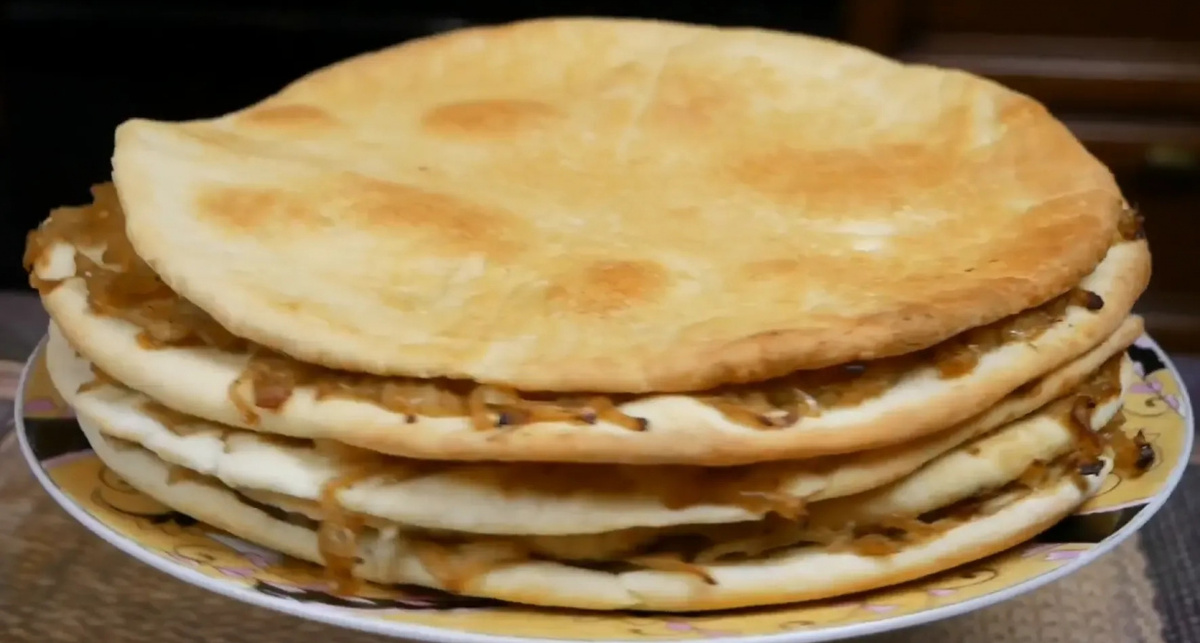 Постный пирог «Луковник»: сытная радость без мяса