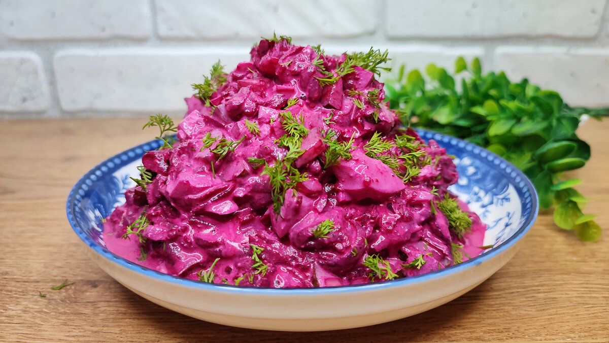 Свекольный салат с оригинальным соусом: вкусно и полезно без майонеза