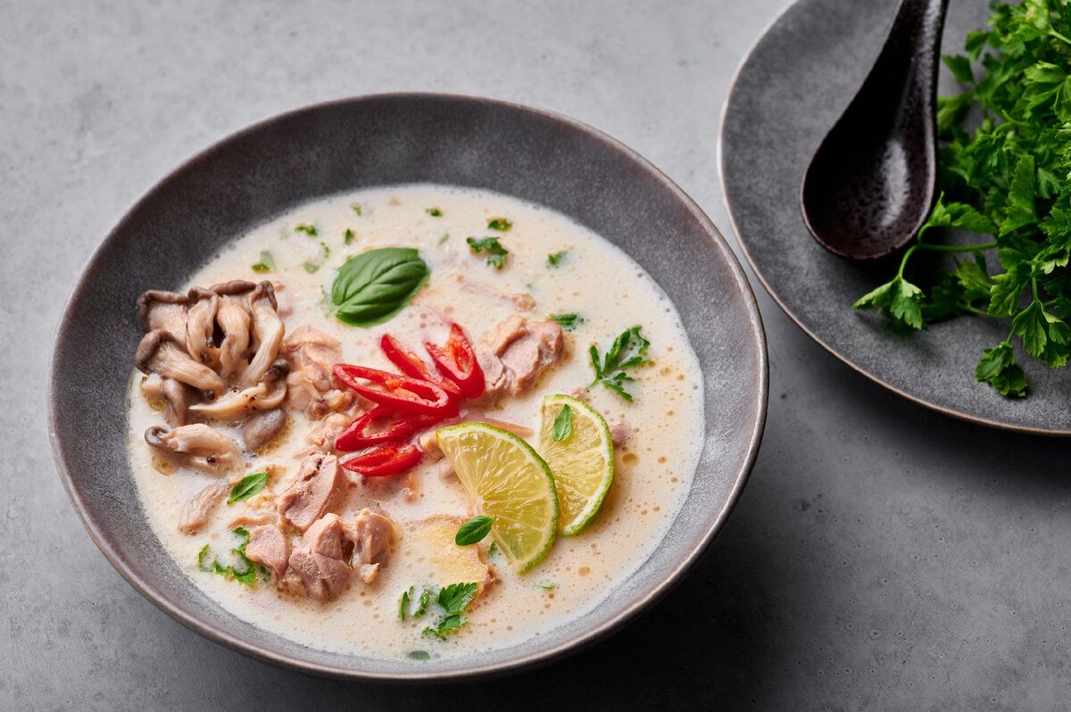 Согревающий суп с курицей и кокосом: легкость и вкус в каждом глотке